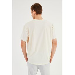 تيشيرت Leo رجالي أوفرسايز 100% قطن بياقة دائرية وتفاصيل طباعة - إكرو Leo Men's Oversize T-Shirt 100% Cotton Crew Neck with Print Detail - Ecru