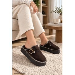 شبشب نسائي شتوي يومي Muggo MAYRA مبطن بالفرو مع إبزيم - بني Muggo MAYRA Women's Winter Daily Slipper with Buckle and Faux Fur Lining - Brown