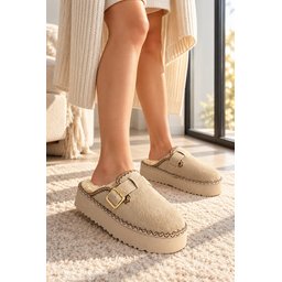شبشب نسائي شتوي يومي Muggo MAYRA مبطن بالفرو مع إبزيم - بيج Muggo MAYRA Women's Winter Daily Slipper with Buckle and Faux Fur Lining - Beige