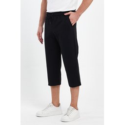 شورت برمودا رجالي أسود بجيوب جانبية، طول الركبة، خصر مطاطي قابل للتعديل Men's Black Bermuda Shorts with Side Pockets, Knee-Length, Adjustable Elastic Waist