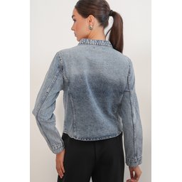 جاكيت جينز نسائي أزرق بقصة ضيقة بأزرار 0764 Women's Slim Fit Buttoned Denim Jacket 0764 - Blue