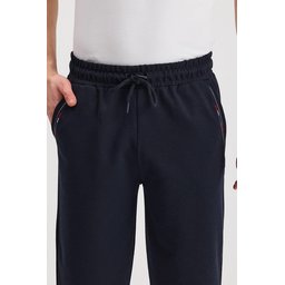 شورت برمودا رجالي كابري كحلي بجيوب جانبية، طول الركبة، خصر مطاطي قابل للتعديل Men's Navy Bermuda Capri Shorts with Side Pockets, Knee-Length, Adjustable Elastic Waist
