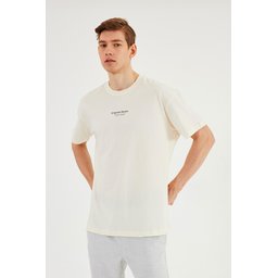 تيشيرت Leo رجالي أوفرسايز 100% قطن بياقة دائرية وتفاصيل طباعة - إكرو Leo Men's Oversize T-Shirt 100% Cotton Crew Neck with Print Detail - Ecru