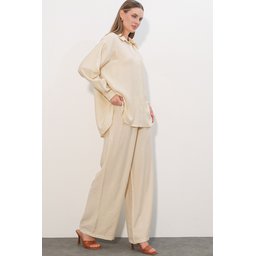 طقم نسائي قطعتين بنطلون وقميص بنسيج مميز 6710 - إيكرو Women's Textured Shirt and Pants Two-Piece Set 6710 - Ecru
