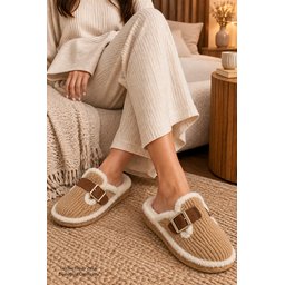 Muggo CLAY شبشب نسائي شتوي من الفرو الصناعي مع إبزيم - لون توبا Muggo CLAY Women's Plush Winter House Slippers with Buckle - Taba
