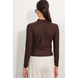 بلوزة نسائية بأكمام طويلة وتفاصيل أزرار 40044 - بني Women's Long Sleeve Button Detail Blouse 40044 - Brown