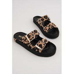 Muggo GOLDY شبشب نسائي مريح بنعل سميك قابل للتعديل بإبزيم مزدوج - نقشة الفهد Muggo GOLDY Women's Double Buckle Adjustable Comfort Sole Daily Slippers - Leopard Print