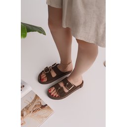 Muggo GOLDY - شبشب نسائي مريح بتصميم عصري ومشبكين قابلين للتعديل - بني Muggo GOLDY Women's Double Buckle Adjustable Comfort Sole Daily Slippers - Brown