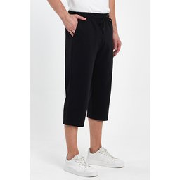 شورت برمودا رجالي أسود بجيوب جانبية، طول الركبة، خصر مطاطي قابل للتعديل Men's Black Bermuda Shorts with Side Pockets, Knee-Length, Adjustable Elastic Waist