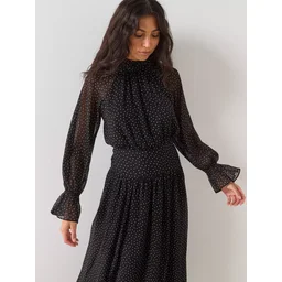 فستان ميدي أسود بنقشة البولكا دوت وأكمام مكشكشة Polka dot dress with puffed sleeves
