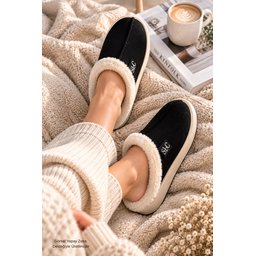 شبشب منزلي نسائي شتوي Muggo BLADE مبطن بالفرو ونعل مريح - أسود Muggo BLADE Women's Winter Home Slippers - Fur Lined, Comfortable Sole - Black