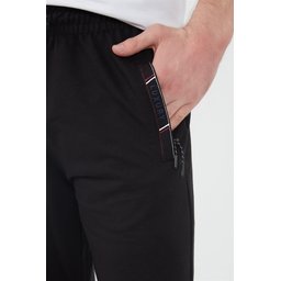 بنطلون رياضي رجالي أسود بقصة مريحة مع جيوب بسحاب وتطريز Men's Black Regular Fit Sweatpants with Zipper Pockets and Embroidery Detail