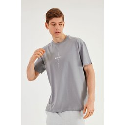 تيشيرت رجالي Leo Oversize قطن 100% بياقة دائرية وطبعة صدر - رمادي Leo Men's Oversize T-Shirt 100% Cotton Crew Neck with Chest Print - Grey