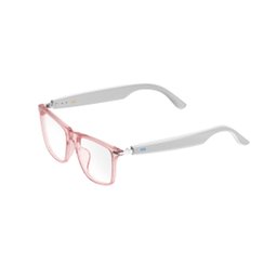 نظارات ذكية للمكالمات تجمع بين التصميم الأنيق والتكنولوجيا الذكية Smart glasses for calls combine elegant design with smart technology.