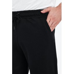 شورت برمودا رجالي أسود بجيوب جانبية، طول الركبة، خصر مطاطي قابل للتعديل Men's Black Bermuda Shorts with Side Pockets, Knee-Length, Adjustable Elastic Waist