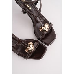 صندل نسائي MUGGO HEART بكعب رفيع وإكسسوار قلب - بني MUGGO HEART Women's Thin-Heeled Sandals with Heart Accessory - Brown