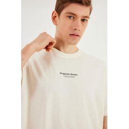 تيشيرت Leo رجالي أوفرسايز 100% قطن بياقة دائرية وتفاصيل طباعة - إكرو Leo Men's Oversize T-Shirt 100% Cotton Crew Neck with Print Detail - Ecru
