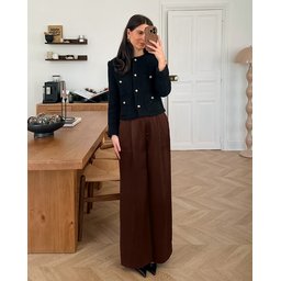 بنطال واسع الساق بخصر عالٍ وتصميم كلاسيكي Wide leg pant