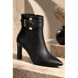 Muggo DUCHES بوت نسائي أسود بكعب سميك ومقدمة مدببة مع تفاصيل إبزيم بسحاب Muggo DUCHES Women's Black Pointed-Toe Block Heel Boots with Buckle Detail