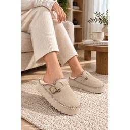 شبشب نسائي شتوي يومي Muggo MAYRA مبطن بالفرو مع إبزيم - بيج Muggo MAYRA Women's Winter Daily Slipper with Buckle and Faux Fur Lining - Beige