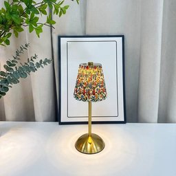 تيبل لامب بغطاء قماش مشجّر Table lamp with a patterned fabric shade