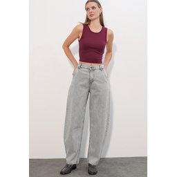 بنطلون جينز نسائي 6689 بخصر عالٍ وقصة باجي - رمادي 6689 Women's High-Waist Baggy Jeans - Grey