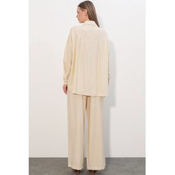 طقم نسائي قطعتين بنطلون وقميص بنسيج مميز 6710 - إيكرو Women's Textured Shirt and Pants Two-Piece Set 6710 - Ecru