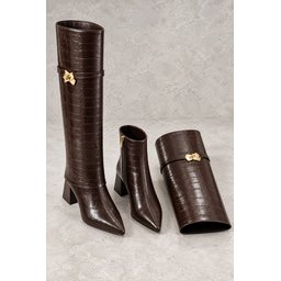 حذاء بوت نسائي Muggo CROVELY بنمط جلد التمساح مع ساق قابلة للإزالة وإبزيم ذهبي - بني Muggo CROVELY Women's Croc-Effect Boots with Detachable Shaft and Gold Buckle - Brown
