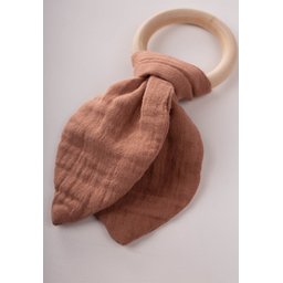 عضاضة أسنان من قماش الموسلين والخشب الطبيعي - بني فاتح Muslin Fabric and Natural Wood Teether - Light Brown