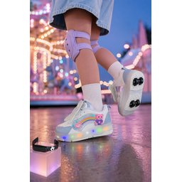 Muggo COLOURFUL حذاء رياضي أطفال بعجلات وإضاءة LED - أزرق بيبي Muggo COLOURFUL Kids' Light-Up Roller Sneaker - Baby Blue