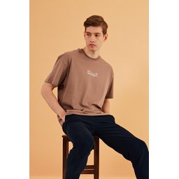 تيشيرت رجالي Leo بقصة واسعة 100% قطن بياقة دائرية وتفاصيل طباعة - لون فيزون Leo Men's Oversize T-Shirt 100% Cotton Crew Neck with Print Detail - Vizon