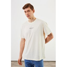 تيشيرت Leo رجالي أوفرسايز 100% قطن بياقة دائرية وتفاصيل طباعة - إكرو Leo Men's Oversize T-Shirt 100% Cotton Crew Neck with Print Detail - Ecru