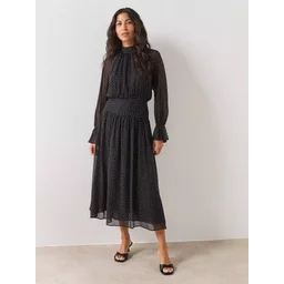 فستان ميدي أسود بنقشة البولكا دوت وأكمام مكشكشة Polka dot dress with puffed sleeves