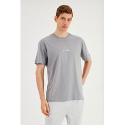 تيشيرت رجالي Leo Oversize قطن 100% بياقة دائرية وطبعة صدر - رمادي Leo Men's Oversize T-Shirt 100% Cotton Crew Neck with Chest Print - Grey