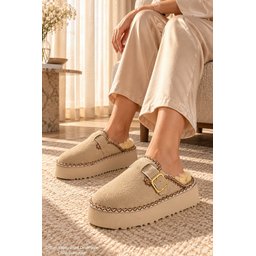 شبشب نسائي شتوي يومي Muggo MAYRA مبطن بالفرو مع إبزيم - بيج Muggo MAYRA Women's Winter Daily Slipper with Buckle and Faux Fur Lining - Beige