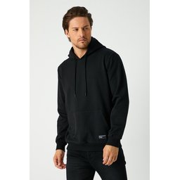 سويت شيرت رجالي أسود بغطاء رأس وجيب كانجارو Men's Black Hooded Sweatshirt with Kangaroo Pocket
