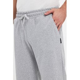 شورت برمودا رجالي رمادي بجيوب جانبية، طول تحت الركبة، خصر مطاطي قابل للتعديل Men's Grey Bermuda Shorts with Side Pockets, Below-Knee Length, Adjustable Elastic Waist