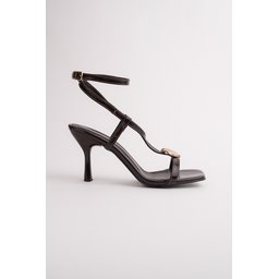 صندل نسائي MUGGO HEART بكعب رفيع وإكسسوار قلب - بني MUGGO HEART Women's Thin-Heeled Sandals with Heart Accessory - Brown