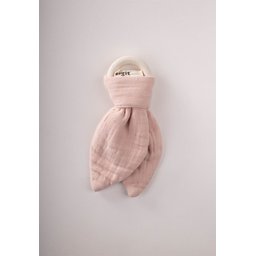 عضاضة أسنان من قماش الموسلين والخشب الطبيعي - وردي بودرة Muslin Fabric and Natural Wood Teether - Powder Pink