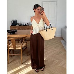 بنطال واسع الساق بخصر عالٍ وتصميم كلاسيكي Wide leg pant