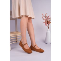 حذاء باليه نسائي Muggo BERNY بكعب مخفي وحزام واحد من الجلد - لون توبا Muggo BERNY Women's Hidden Heel Leather Single Strap Ballet Flats - Taba