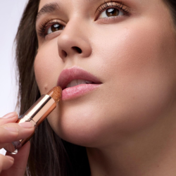 احمر شفاه شفاف مع رقائق ذهبية Transparent Lipstick with Gold Flakes