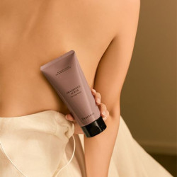 مقشر للجسم بعطر زهري Floating Water Fragrance Scrub