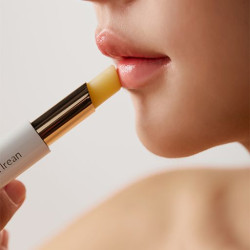مرطب شفاه معطر بالعنب Moonlight Grape Fragrance Essence Lipstick