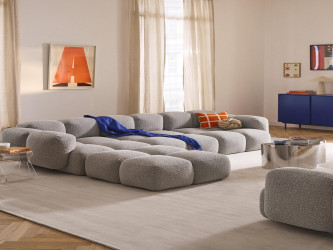 أريكة تايلا المريحة والمجعّدة ذات الأربعة مقاعد مع مسند قدم Comfortable and curly Tayla four-seater sofa with footstool