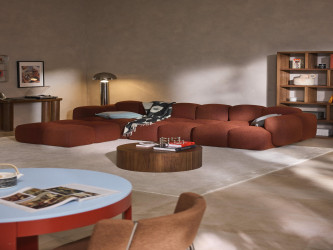 أريكة تايلا المريحة والمجعّدة ذات الأربعة مقاعد مع مسند قدم Comfortable and curly Tayla four-seater sofa with footstool