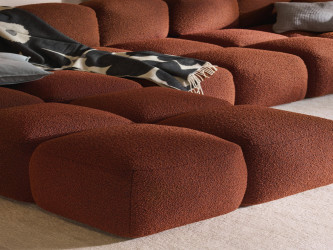 أريكة تايلا المريحة والمجعّدة ذات الأربعة مقاعد مع مسند قدم Comfortable and curly Tayla four-seater sofa with footstool