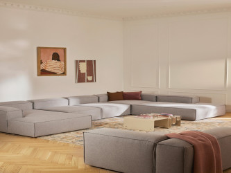 أريكة لينون النموذجية المصنوعة من مزيج الكتان Typical Lennon sofa made of linen blend