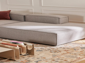 أريكة لينون النموذجية المصنوعة من مزيج الكتان Typical Lennon sofa made of linen blend