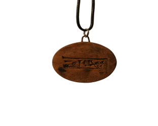 قلادة دائرية  بالكتابة المسمارية Circular necklace with cuneiform writing